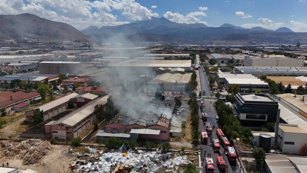 Kayseri'de sünger fabrikasında büyük yangın: Bir saatte kontrol altına alındı 22